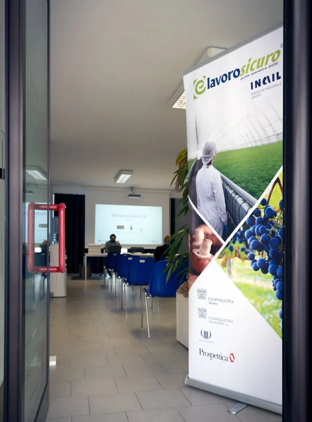 Formazione: logo e allestimento della sala